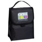 A black insulated lunch bag with a top handle and a front flap. The flap displays a logo with the text Gera Arte impressão digital in white, with the letters A and R in colorful accents.