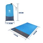 A blue and gray picnic blanket measuring 200cm by 140cm is shown next to a drawstring storage bag with a 20cm height and 11.5cm diameter. A carabiner is attached to the bag.