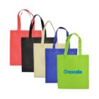 Five tote bags are displayed in a row, each a different color: red, black, beige, blue with a logo that reads escale, and green with the same logo. The bags have two handles each.