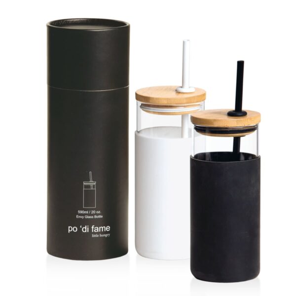 Two glass bottles with bamboo lids and straws, one with a white sleeve and the other with a black sleeve, are displayed next to a tall black cylindrical packaging labeled po di fame.