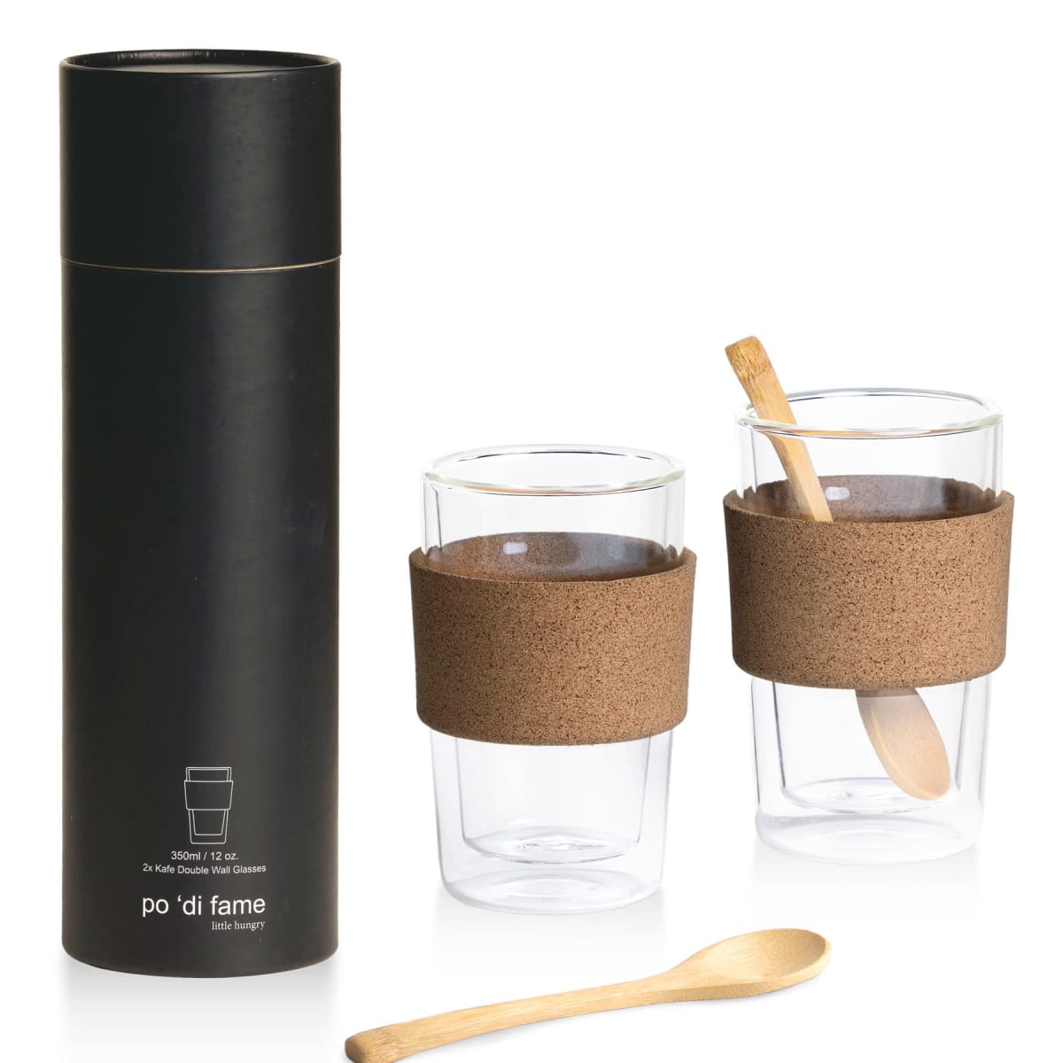 A black cylindrical box labeled po di fame next to two clear double-walled glasses with brown sleeves. A wooden spoon stands in one glass, with an additional spoon placed in front of the glasses.