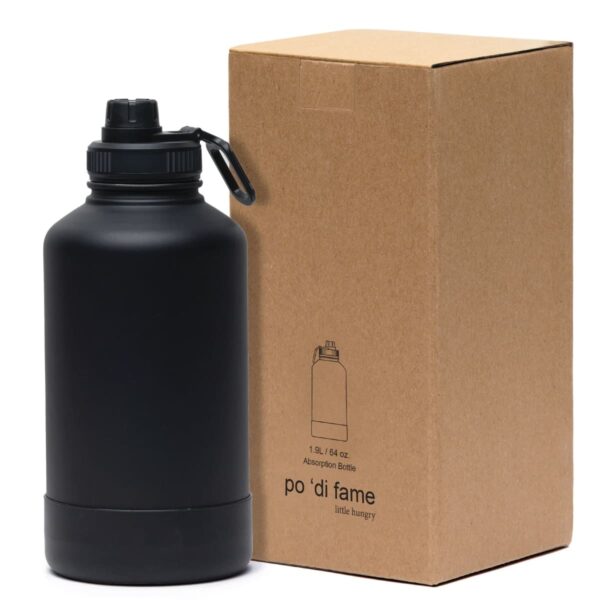 A black water bottle with a cap and handle stands beside a brown cardboard box. The box features a simple outline of the bottle and text indicating the capacity as 1.9 L / 64 oz. The phrase po di fame little hungry is printed on the box.