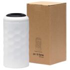 A white, textured wine cooler with a black lid is displayed next to its brown cardboard packaging, labeled po di fame. The cooler has a modern design and cylindrical shape, ideal for keeping wine chilled.
