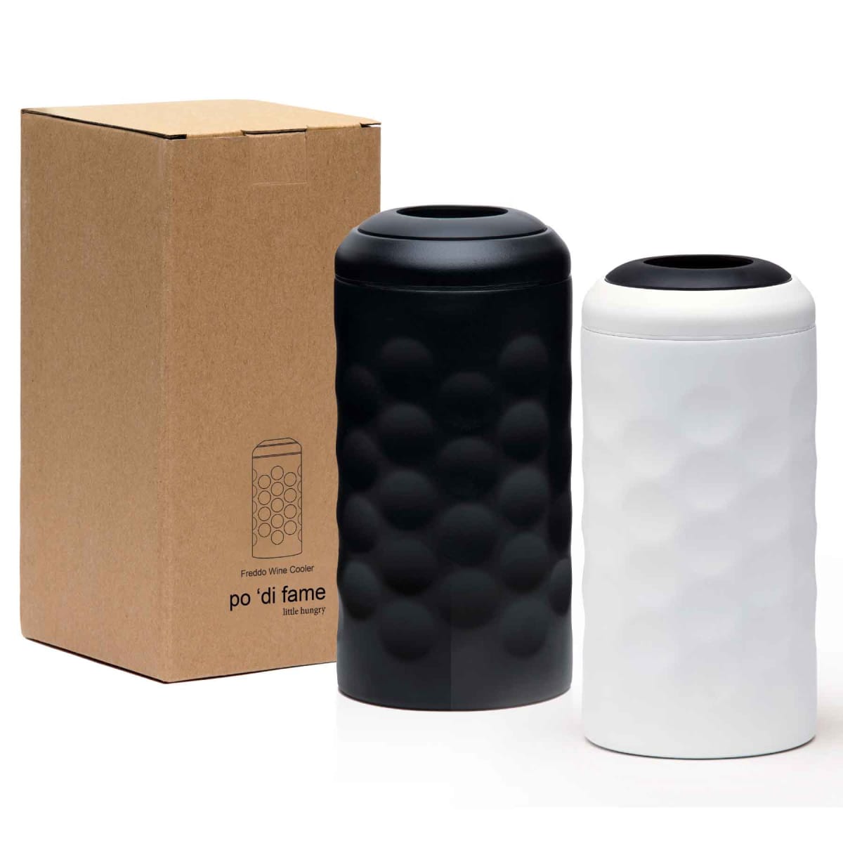Two cylindrical wine coolers, one black with a textured surface and the other white, stand side by side in front of a brown cardboard box. The box features a simple illustration of the cooler and the text po’ di fame.