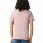 Person with curly hair wearing a light pink t-shirt and blue jeans, seen from the back.
