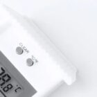 Close-up of a digital thermometer with buttons for clear and unit change (°C/°F).