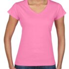 Woman wearing a plain pink V-neck T-shirt and blue jeans, smiling.