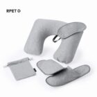 Gray travel set: neck pillow, eye mask, slippers, drawstring pouch. Eco-friendly RPET material.