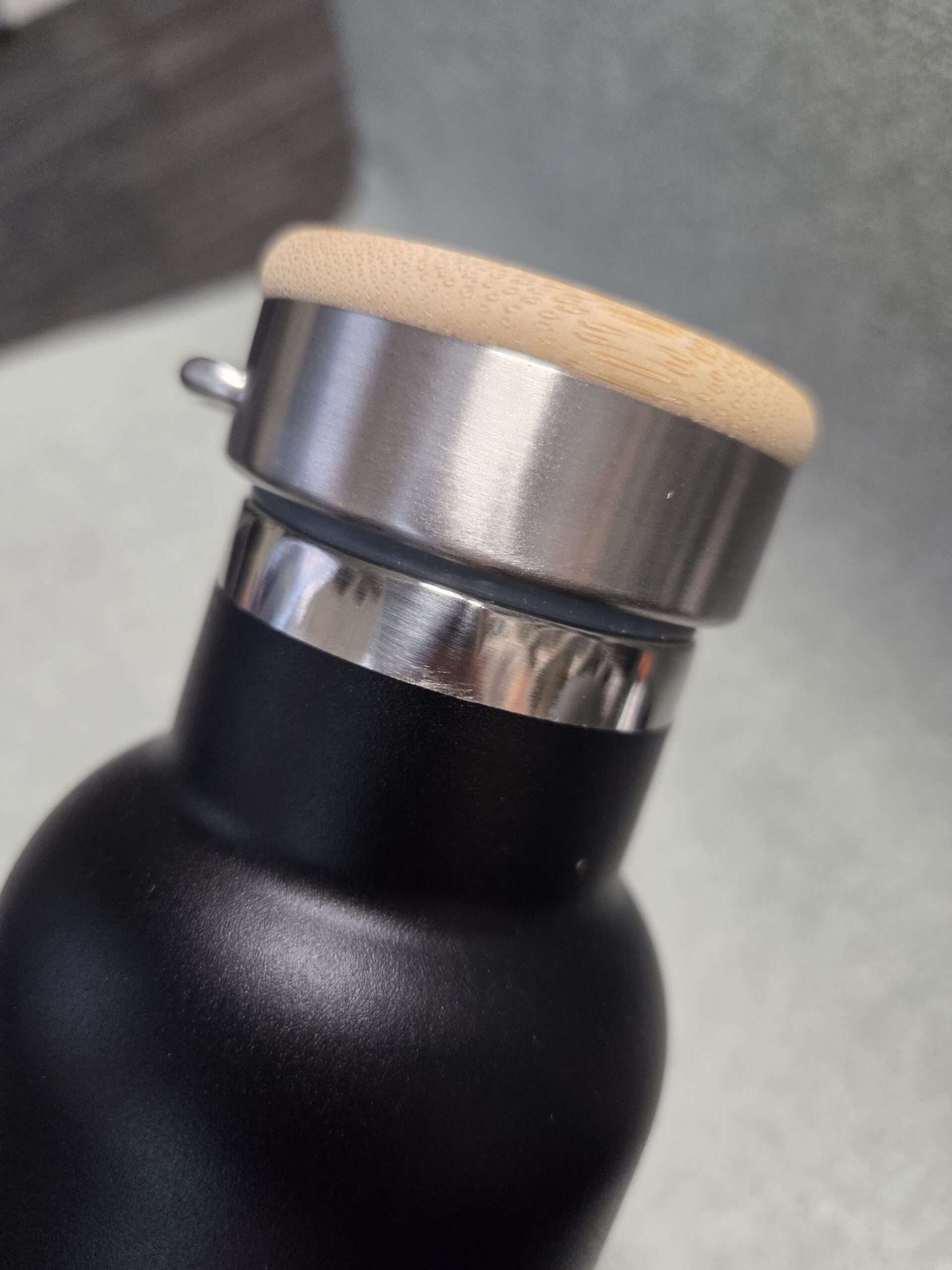 close up view on the lid of the metal bottle