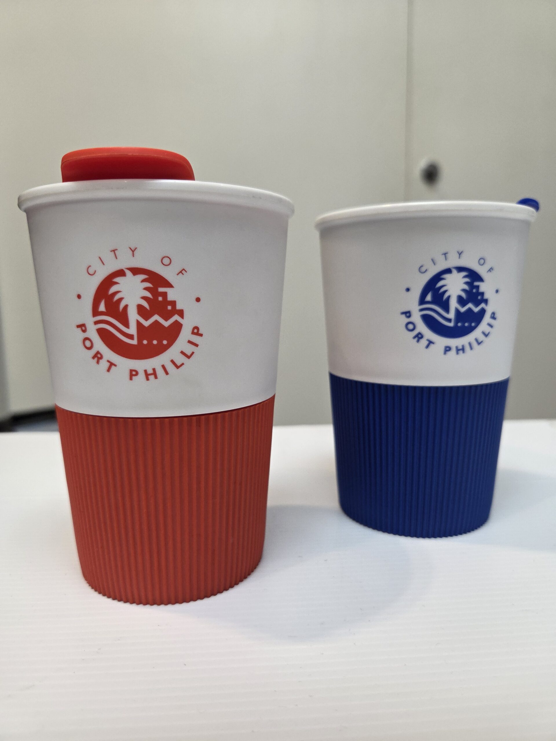 reusable cups red and blue with logo and lid