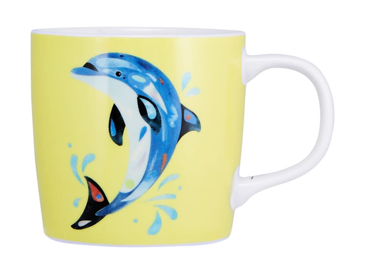 Yellow mug with a blue dolphin illustration and water splashes on its side.